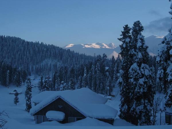 Gulmarg buried in white powder snow