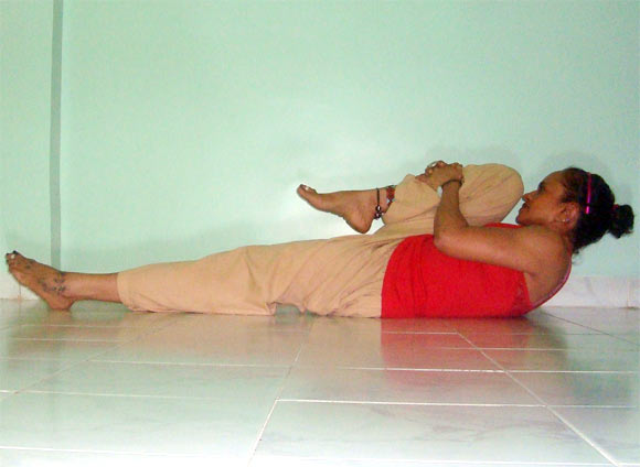 Eka pada supta pawanmuktasana (One legged lying energy release pose)