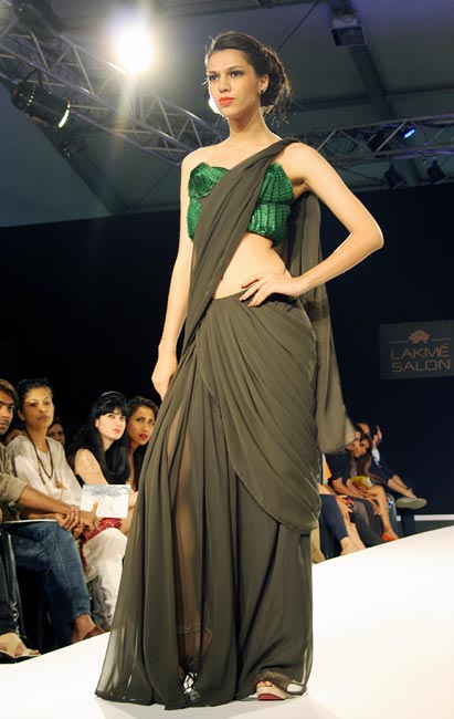 IN PICS: Sexy saris set the runway on fire
