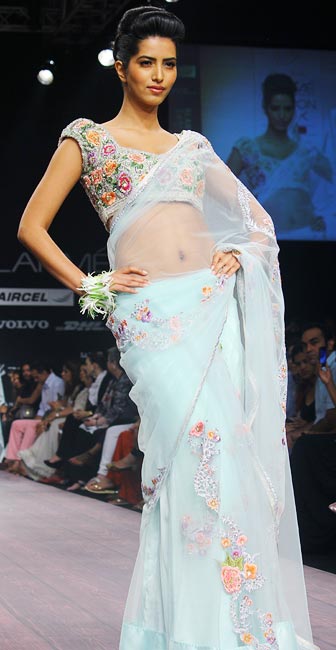 IN PICS: Sexy saris set the runway on fire