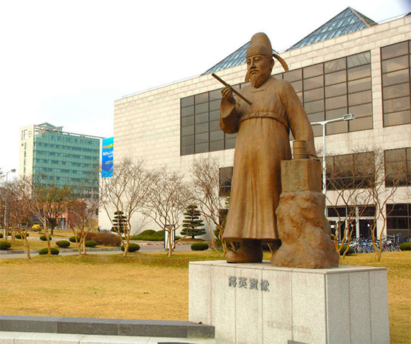 A statue of a Korea Scientist, Jang Young Sil in front of the science library