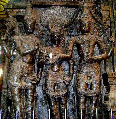 An iconic statue inside the temple which depicts Lord Vishu handing over his sister Meenakshi in marriage to Shiva