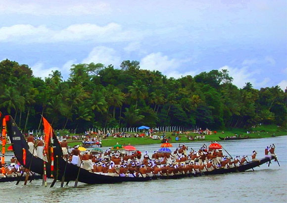 Watch the snake boat race in Kerala