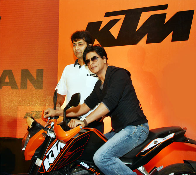 Shah Rukh Khan with Bajaj Auto MD Rajiv Bajaj