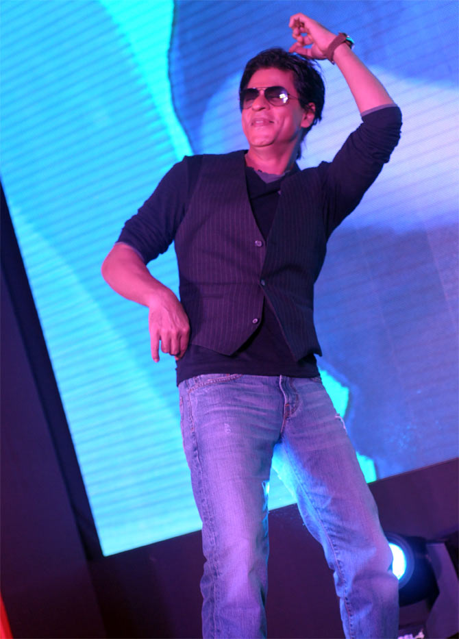 Shah Rukh Khan regaling the audience with his 'lungi' dance from Chennai Express