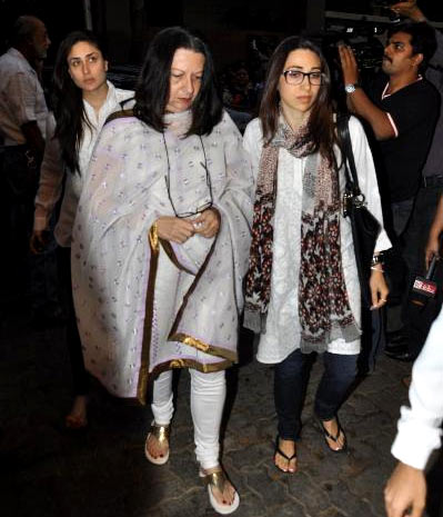 Karisma Kapoor with her mother babita Kapoor and sister Kareena