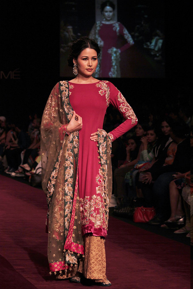 Model Shruti Agarwal showcases a Shyamal and Bhumika creation.