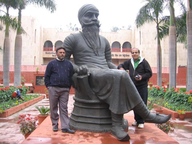 The impressive sculptue of Maharaja Ranjit Singh at the War Museum