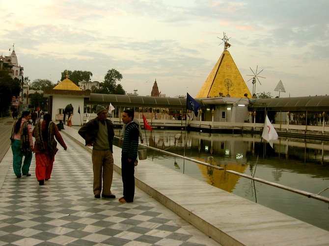 The Devi Talaab temple