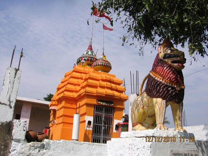 Lions guarding temple entrances seem to be a popular theme in Orissa. Most of them have the inside paw raised. This one however was an exception.