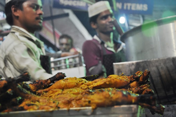After a whole day of fasting, it is time to feast. Streets come alive around the country with stalls and restaurants selling yummy delicacies.