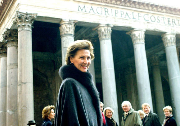 Queen Sonja of Norway walks in central Rome with the ancient Pantheon in the background.