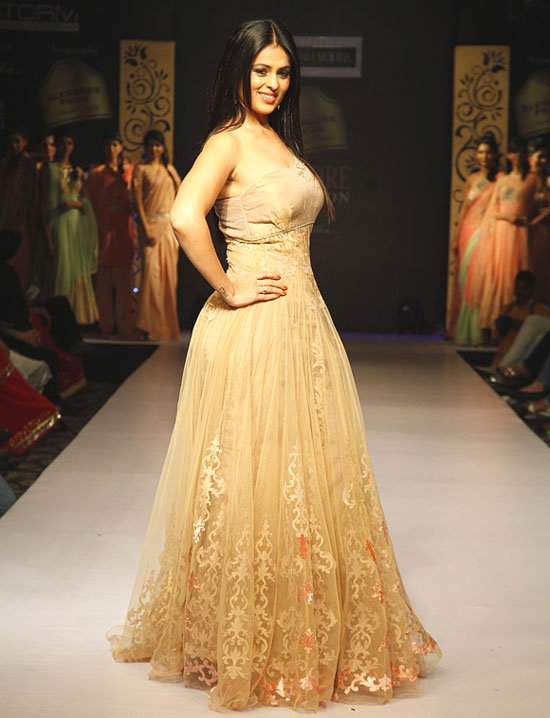 Anjana Sukhani models for Poonam Vohra.