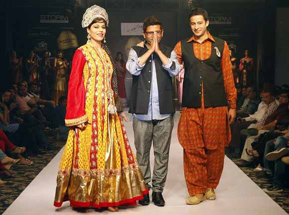 Jyoti Rana, Zulfi Sayed with designer Mumtaz Khan