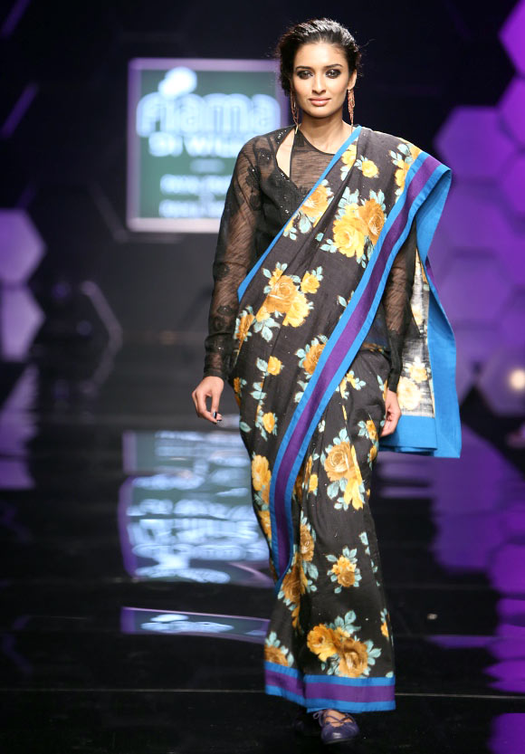 Images: Hot models sizzle in saris - Rediff Getahead