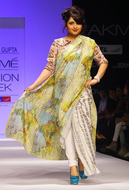 Gupta's showstopper actor Misti Mukherjee walked the ramp in a dual map print sari