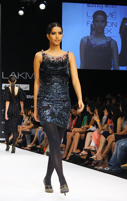CHECK OUT: Hot Evelyn Sharma sizzles on LFW ramp