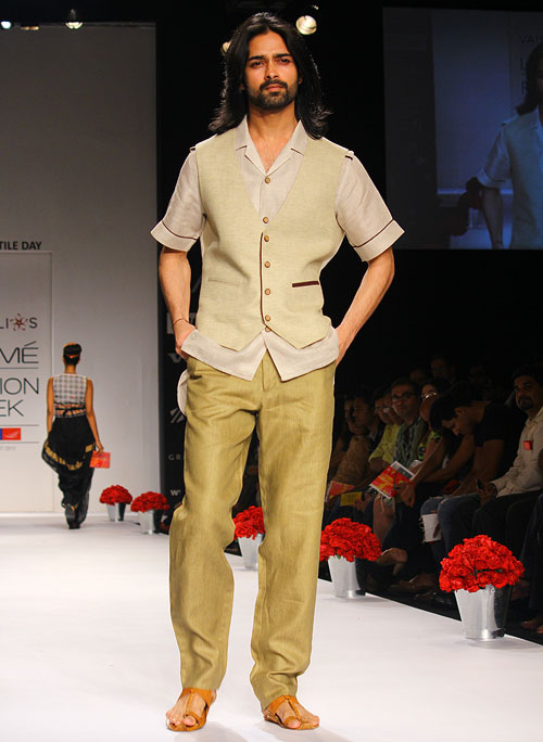 Spectacularly delicious Indian weaves on the runway - Rediff Getahead