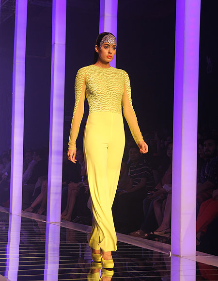 PHOTOS: Kareena Kapoor closes Lakme Fashion Week