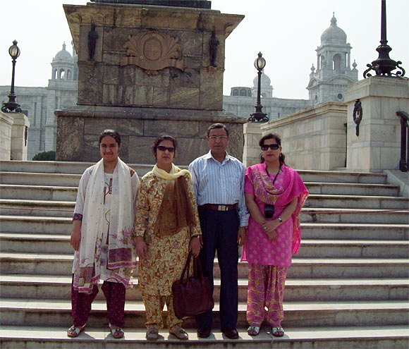 Dr Ruveda Salam (in pink) with her parents and sister