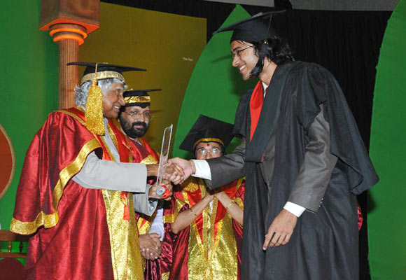 Sriram Venkitaraman receives his medical degree from former president Abdul Kalam