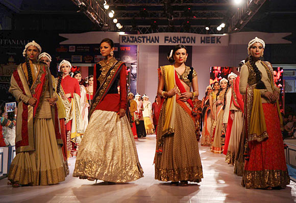 PICS: Breathtaking Indian weaves on Rajasthan runway
