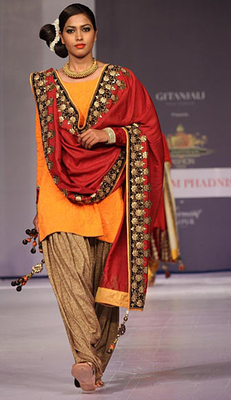PICS: Breathtaking Indian weaves on Rajasthan runway