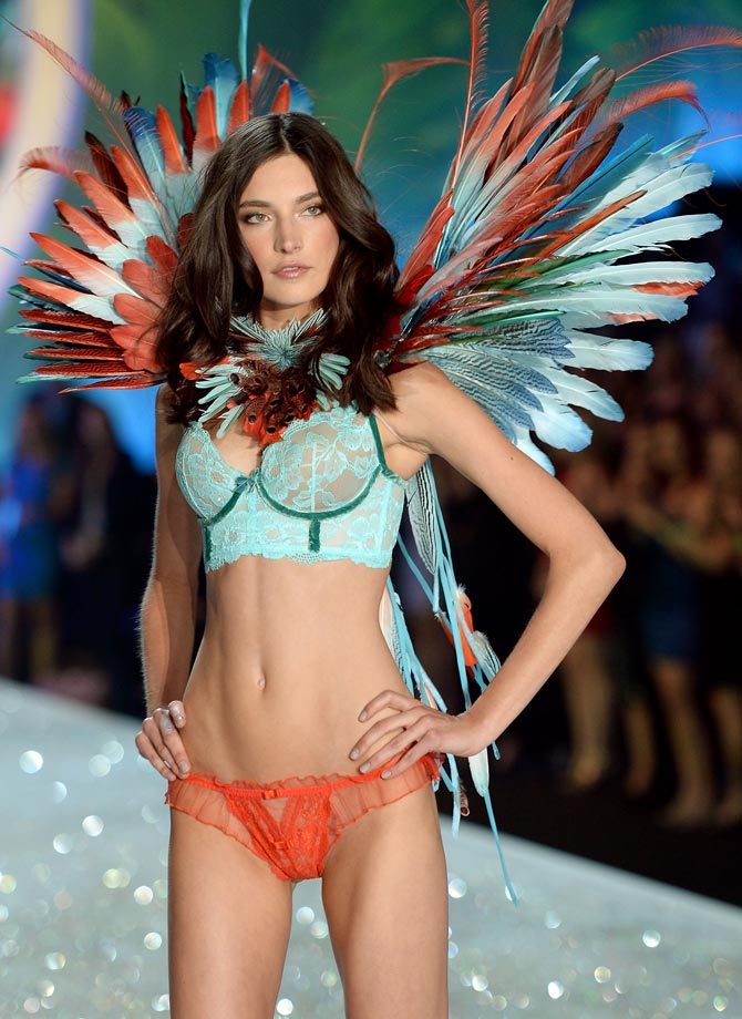 PICS: Hot bombshells at world's sexiest lingerie fashion show!