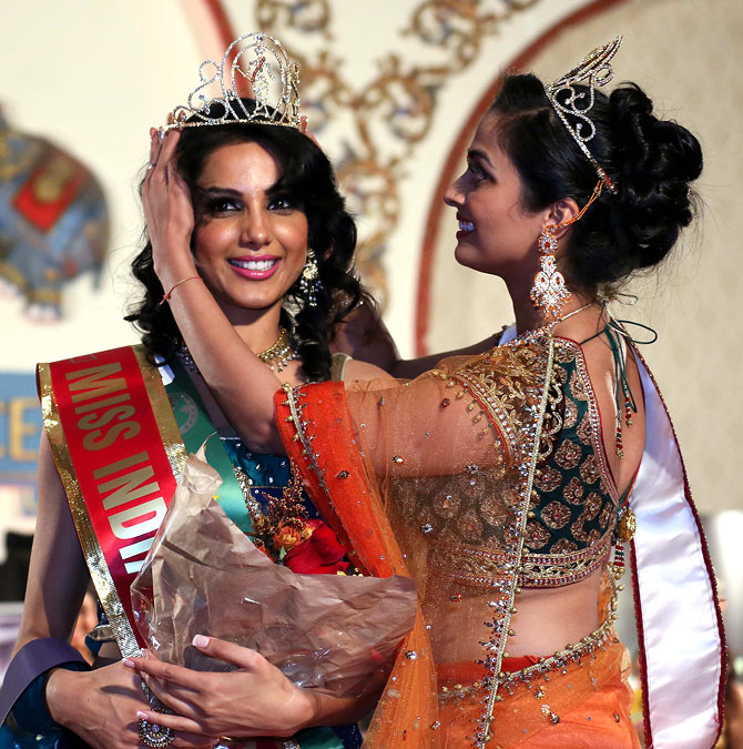 Monica Gill being crowned by outgoing Miss India USA 2012 Priyan Bhargava