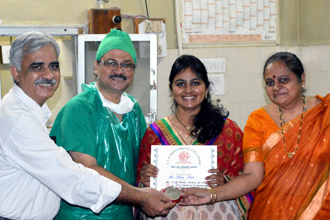 Dr Nithya Iyer (third nd from left) flanked by her parents Ramaswamy and Malthi and mentor Dr Ganesh Shinde, professor and unit head, Sion Hospital