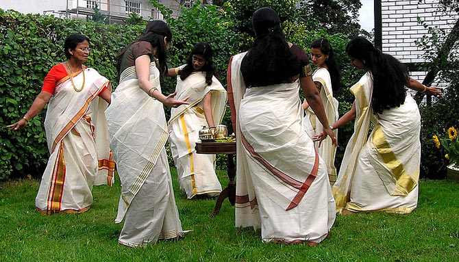 Women from Kerala performing the Kaikottikali