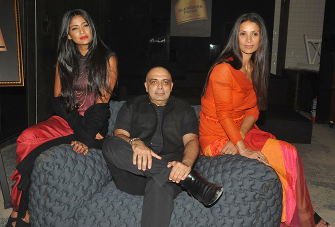 Tarun Tahiliani is flanked by Carol Gracias (L) and Mehr Rampal.