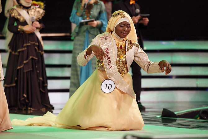 Obabiyah Aishah Aijbola falls to her knees in prayer after being named World Muslimah 2013.