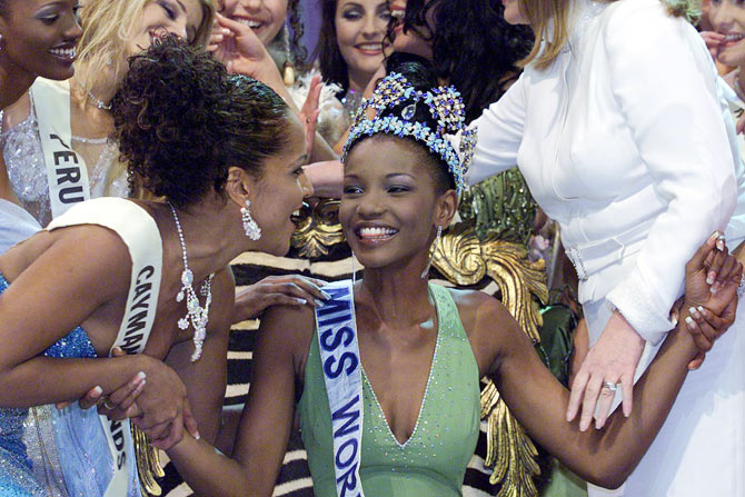 Miss World 2001 Nigeria Agbani Darego (R), 18, is crowned by former Miss World from India Priyanka Chopra (L) during the final at the Sun City west of Johannesburg November 16, 2001. From a field of 93 contestants, Darego took first place ahead of Zerelda Lee, of Aruba and Scotland's Juliet-Jane Horne.