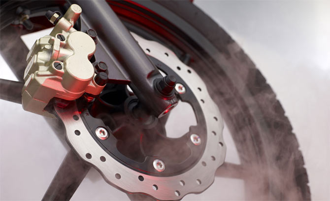 How are disc brakes different from drum brakes