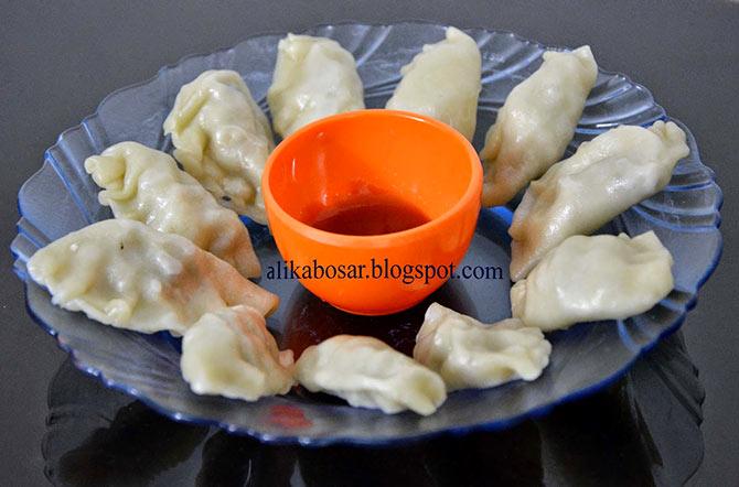 Steamed chicken momos