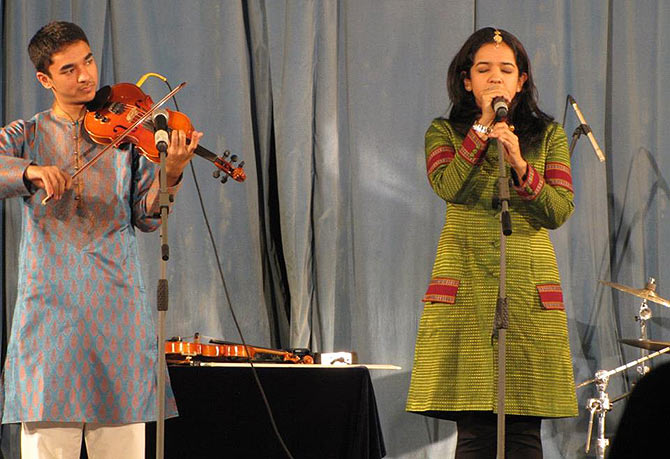 Ambi performing with Bindu Subramaniam