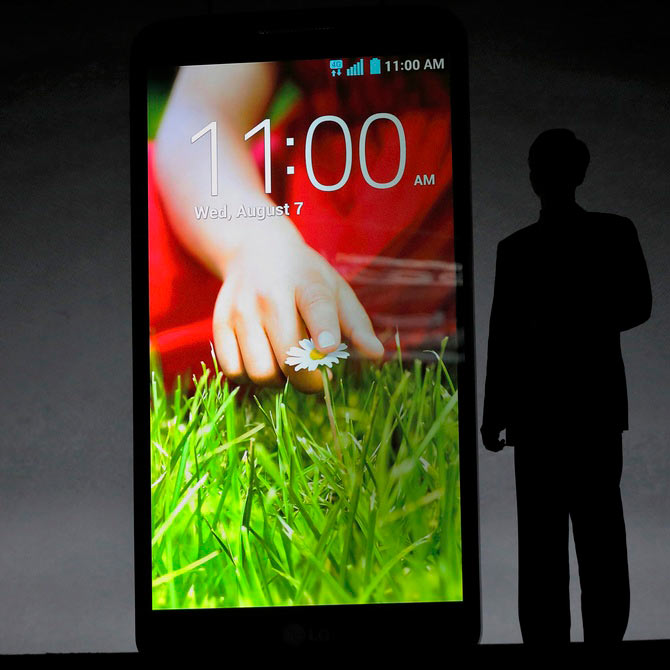 President and CEO of LG Electronics Mobile Communications Company Jong-seok Park presents the LG G2 smart phone during a news conference in New York 