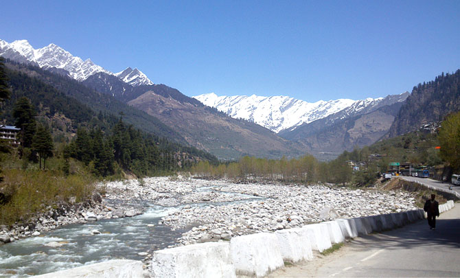The Beas river in Manali is among the popular destinations for river rafting in India.