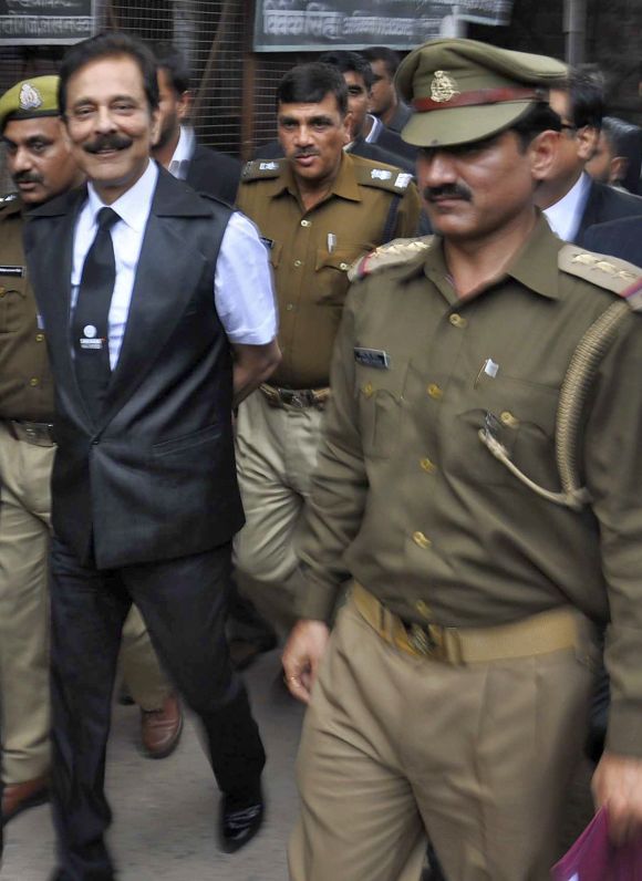 The Sahara group chairman Subrata Roy (C) is escorted by police to a court in the northern Indian city of Lucknow.