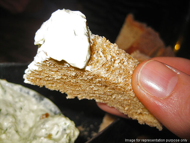 Seasoned bread with mint garlic yogurt dip