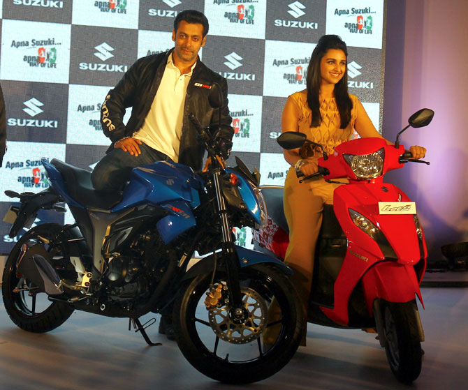 The 155cc Gixxer and the 110cc Let's with its brand ambassadors.
