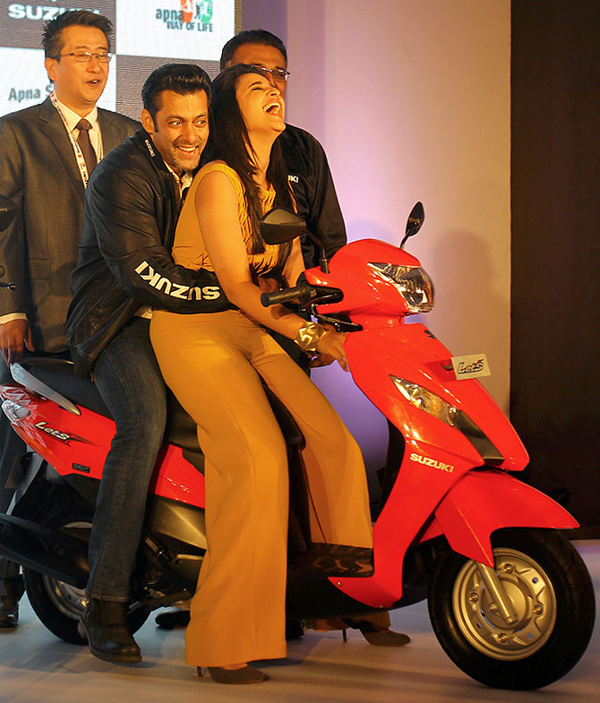  Suzuki presenta el scooter más ligero y la moto insignia