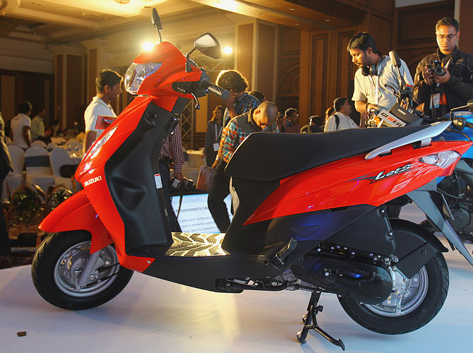 Side view of the 110cc Let's the lightest scooter to hit Indian roads.