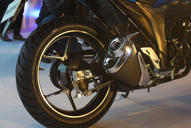 The 155cc Gixxer gets unique dual mufflers which is not available in any motorcycle in the 150cc category.
