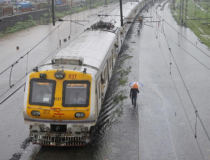 13 photographs of Mumbai local trains you must see today