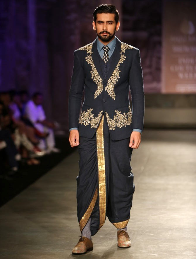 A model walks the runway for Anju Modi at the India Couture Week.