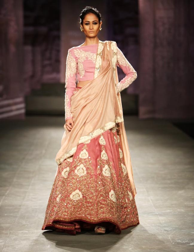 Surelee Joseph walks the runway for Anju Modi at the India Couture Week.