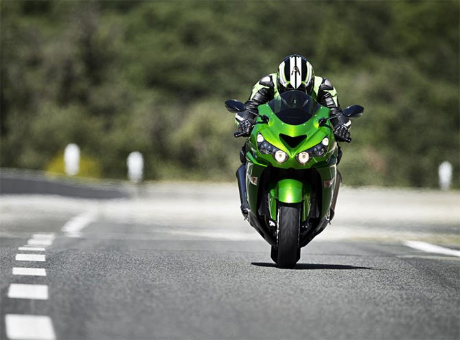 Whoa! Kawasaki ZX-14R goes from 0 to 100 in 2.8 seconds!