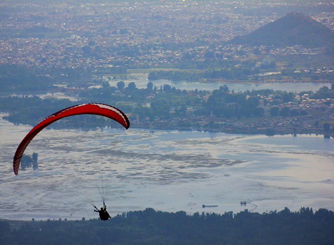 Paragliding in Srinagar